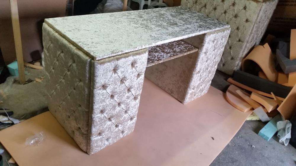 Mesa de Manicure capitonê Veludo brilhante, 140x50cm altura80cm