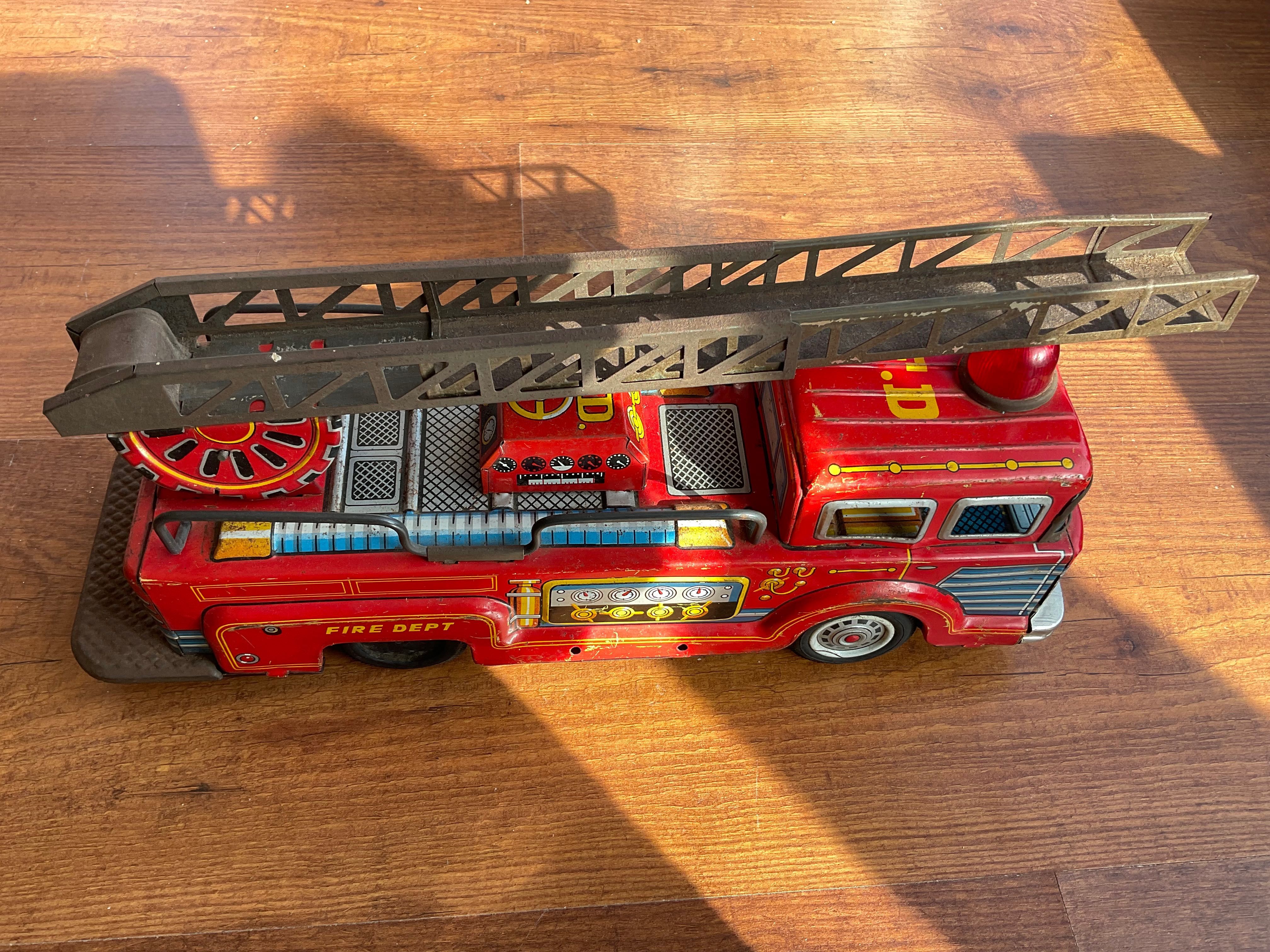 Antigo brinquedo de lata. Caminhão de bombeiros. Kokyu. Japão. Com