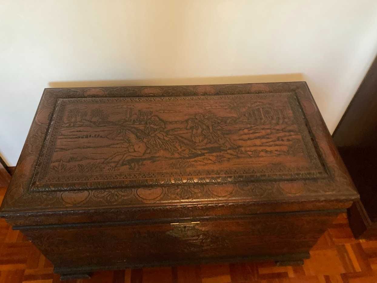Arca de madeira trabalhada