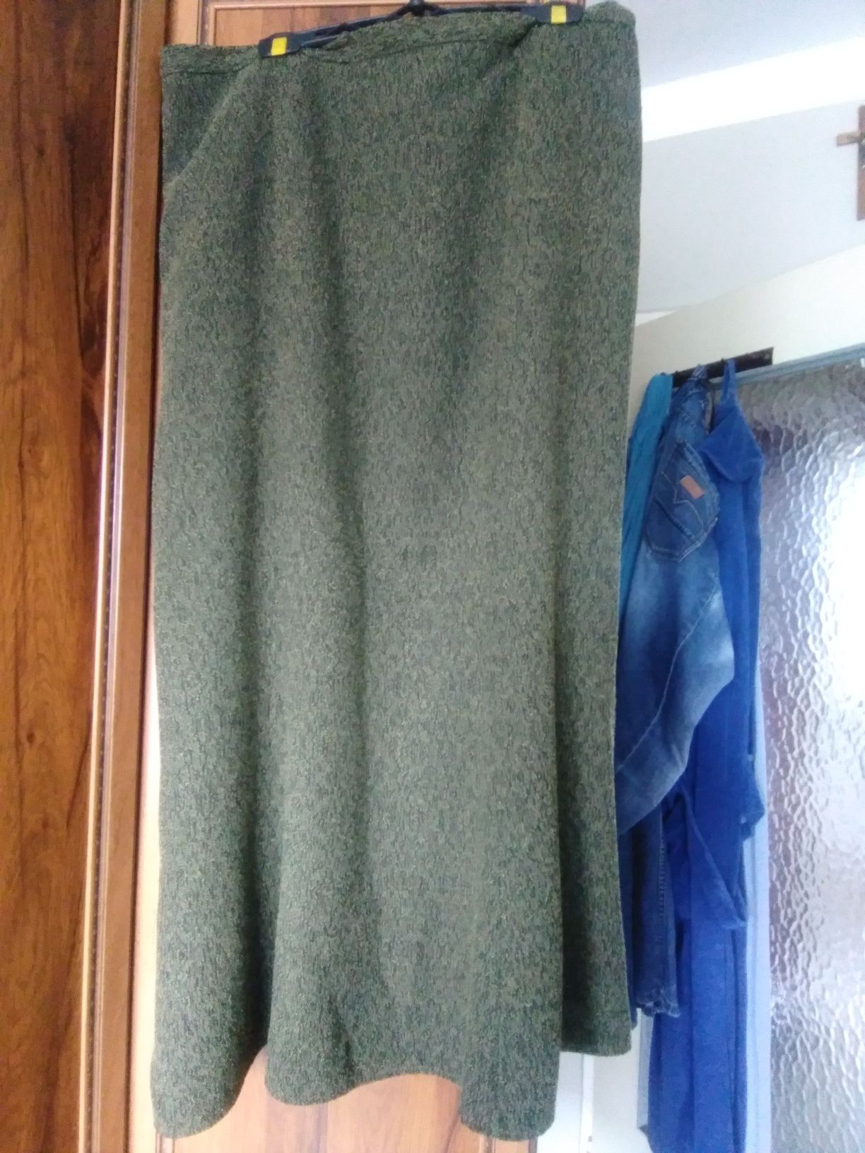 Zielona długa spódnica
