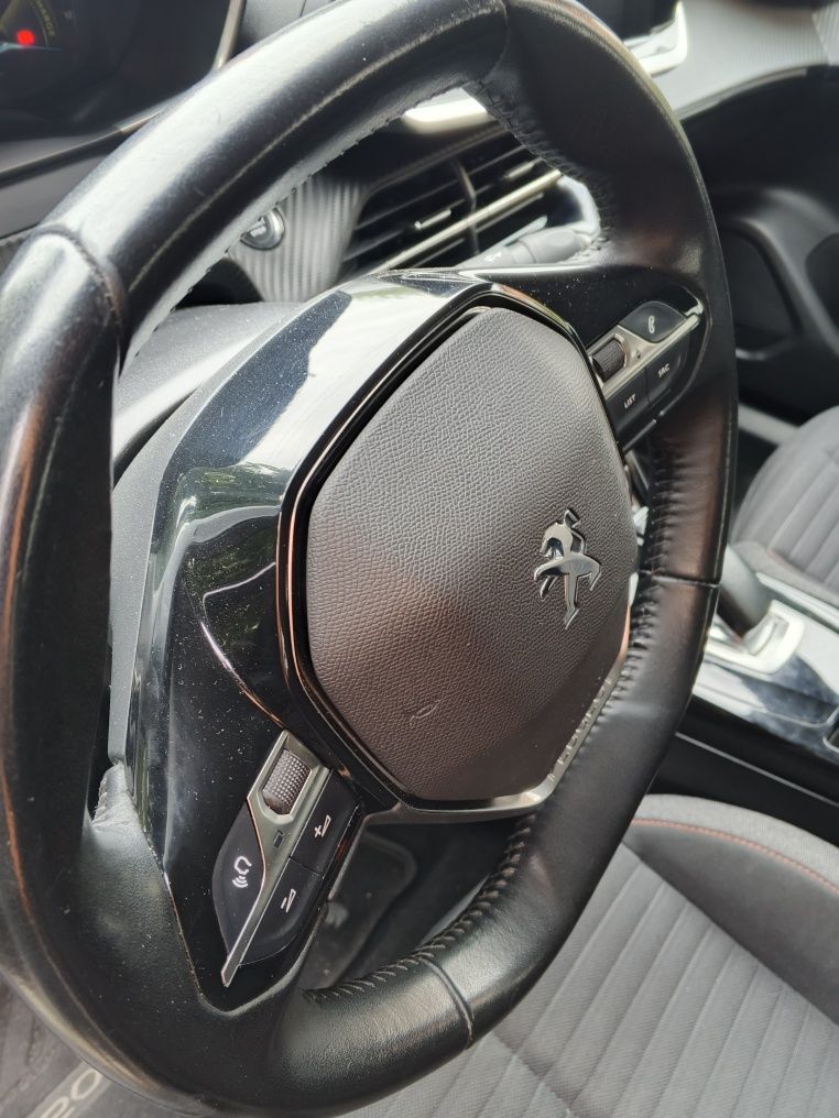 Peugeot e 2008         .