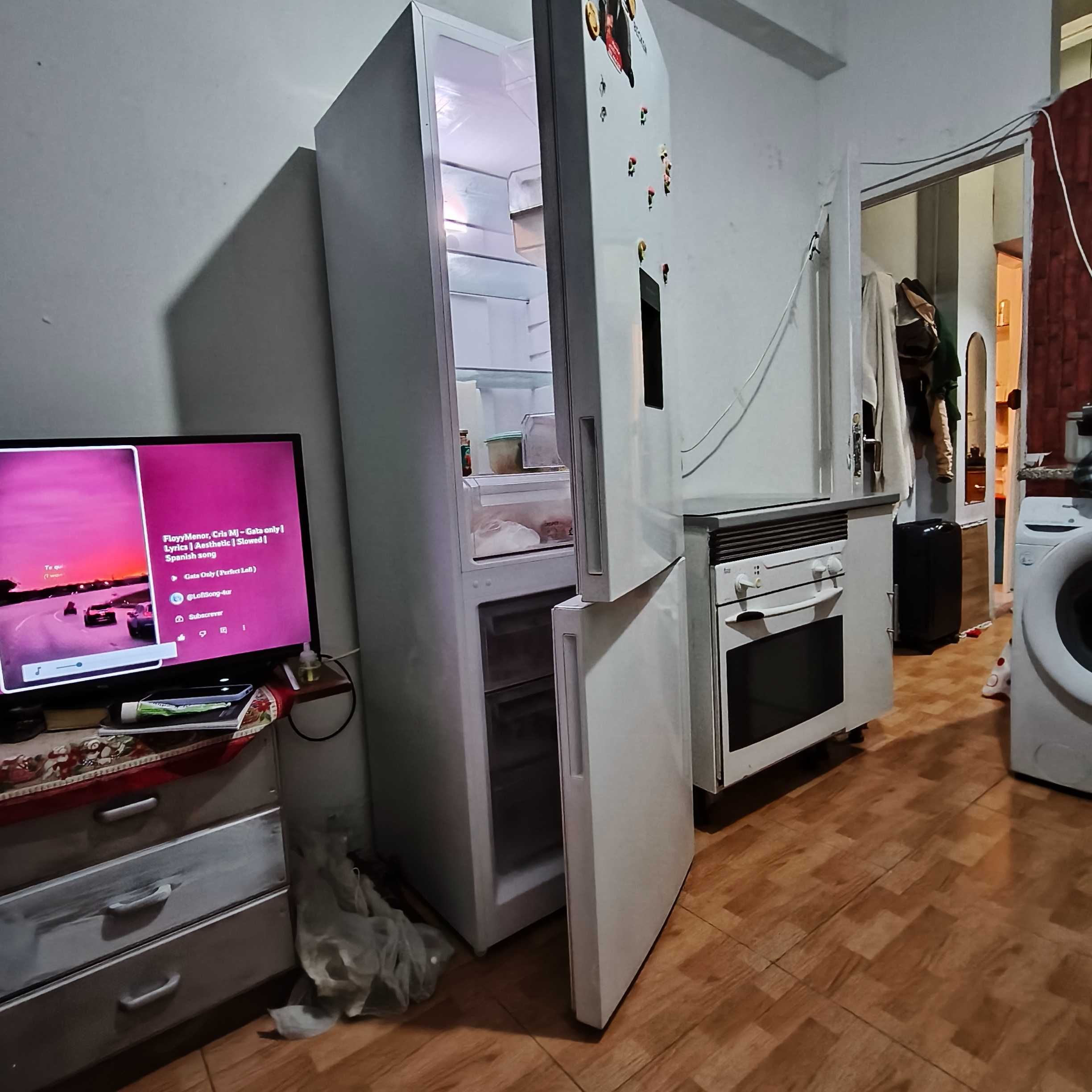 Vendo placa de fogão elétrico e frigorífico tudo em perfeito estado
