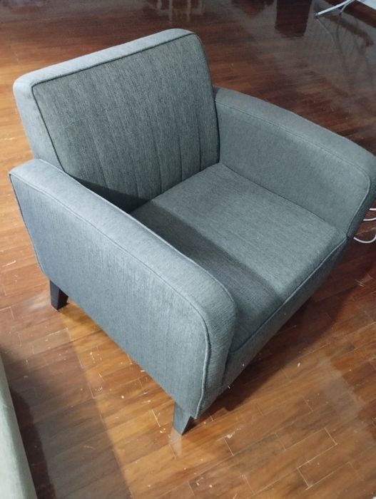 Duas Poltronas castanhas iguais