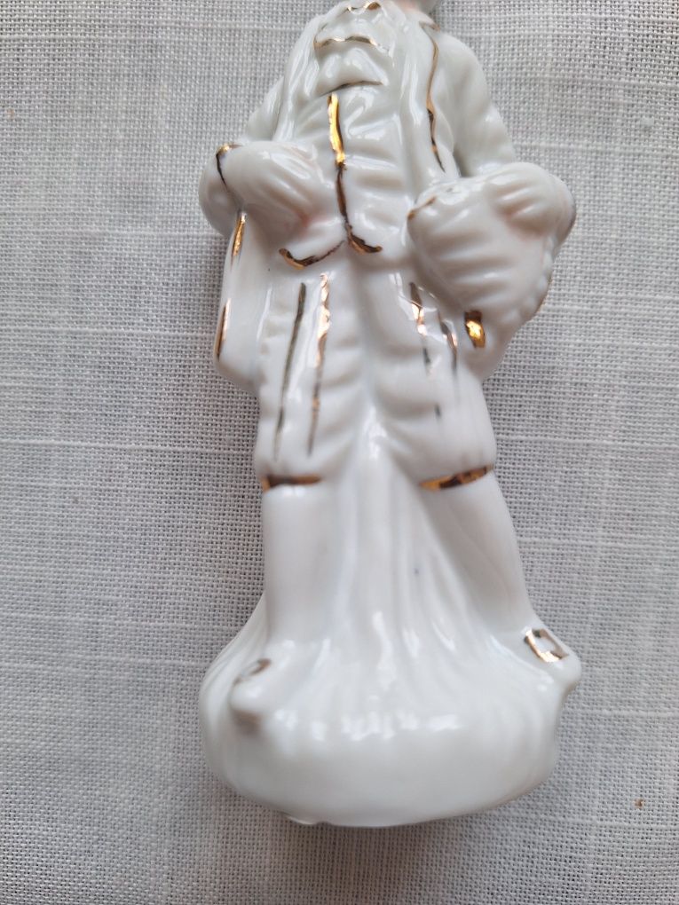 Porcelanowa antyczna figurka.