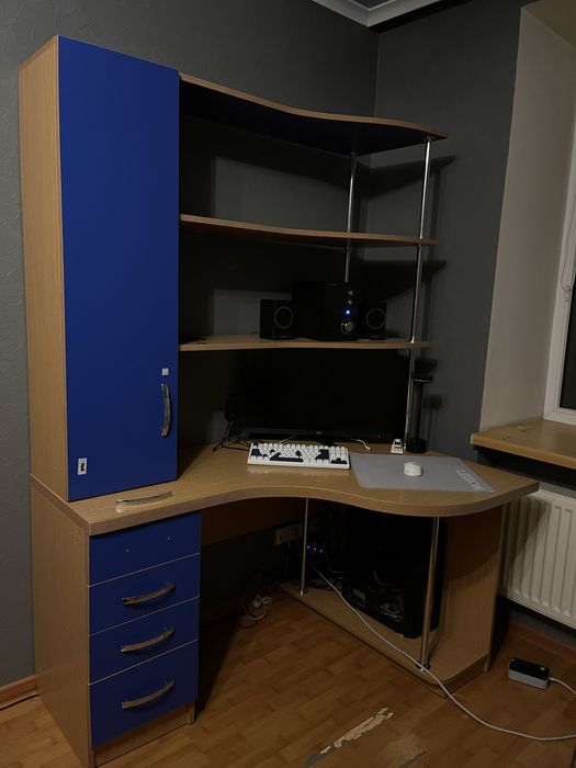 Стіл компʼютерний