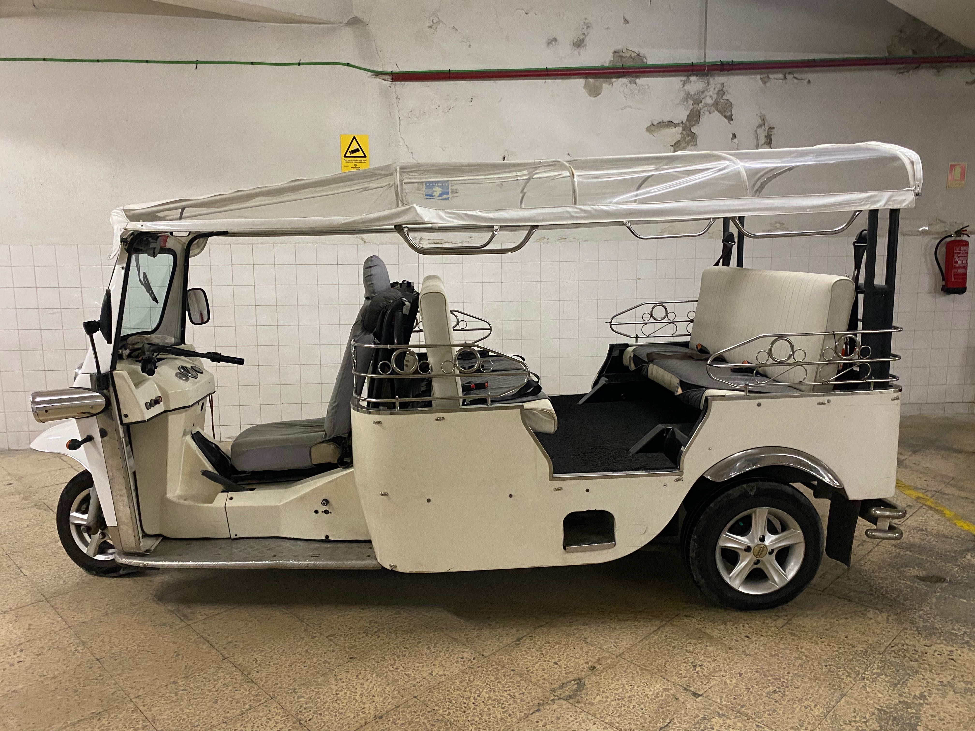 Tuk Tuk Limo 1+6 PAX