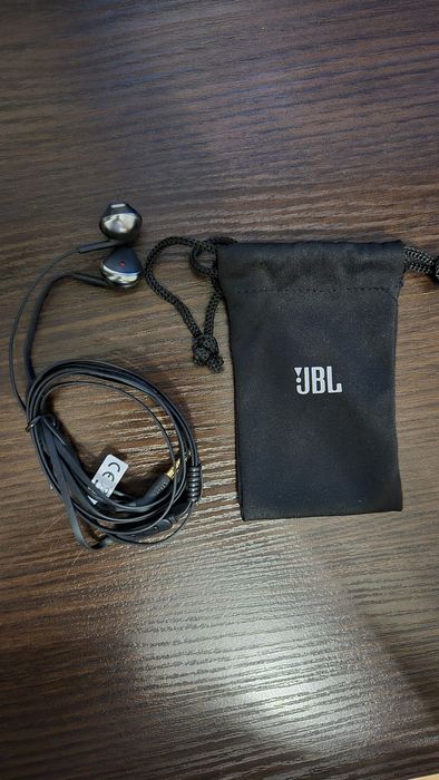 Słuchawki JBL + etui