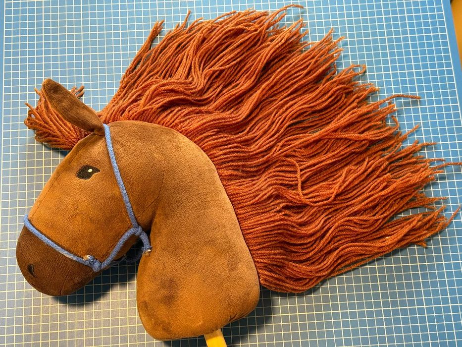 Hobby Horse by Astrup kasztan koń na kiju w pudełku - boksie stajennym