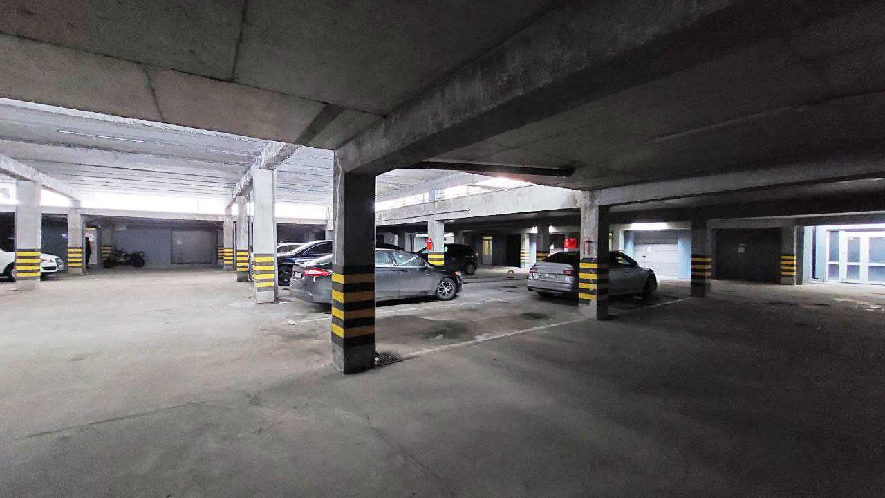 Продам гараж в підземному паркінгу по вул. Мельника, 10