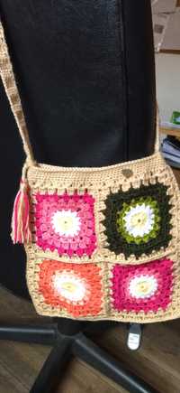 Mala pequena da moda,  em crochet com rosetas coloridas