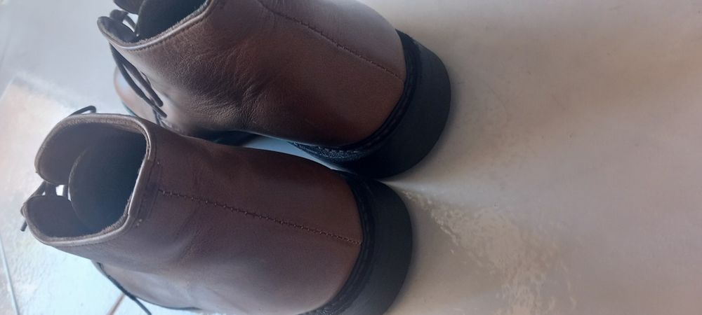 Botas de homem em pele