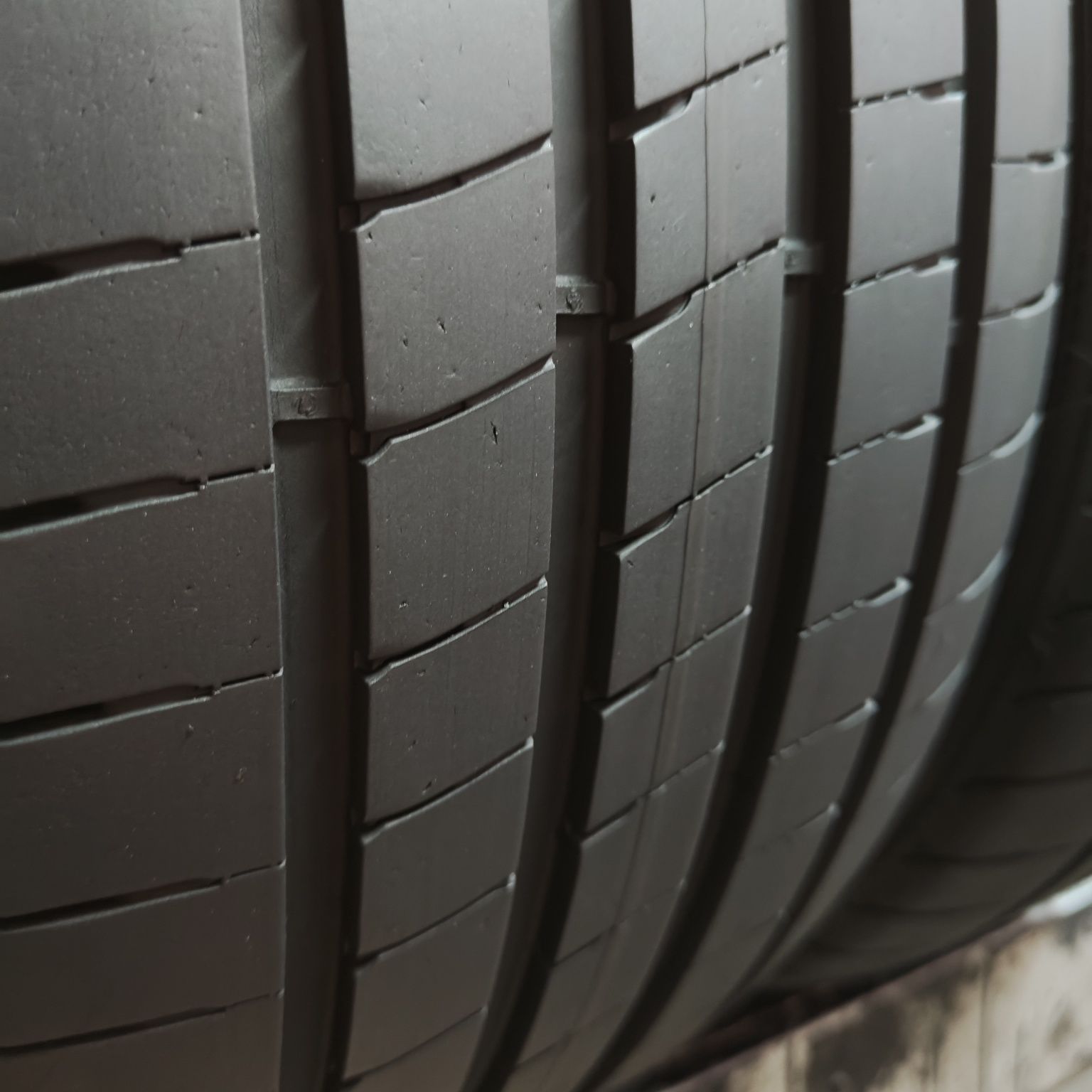 225/40/19 XL Sprzedam parę opon letnich Goodyear