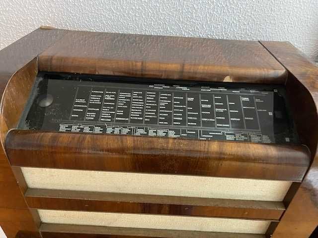 Rádio antigo de madeira