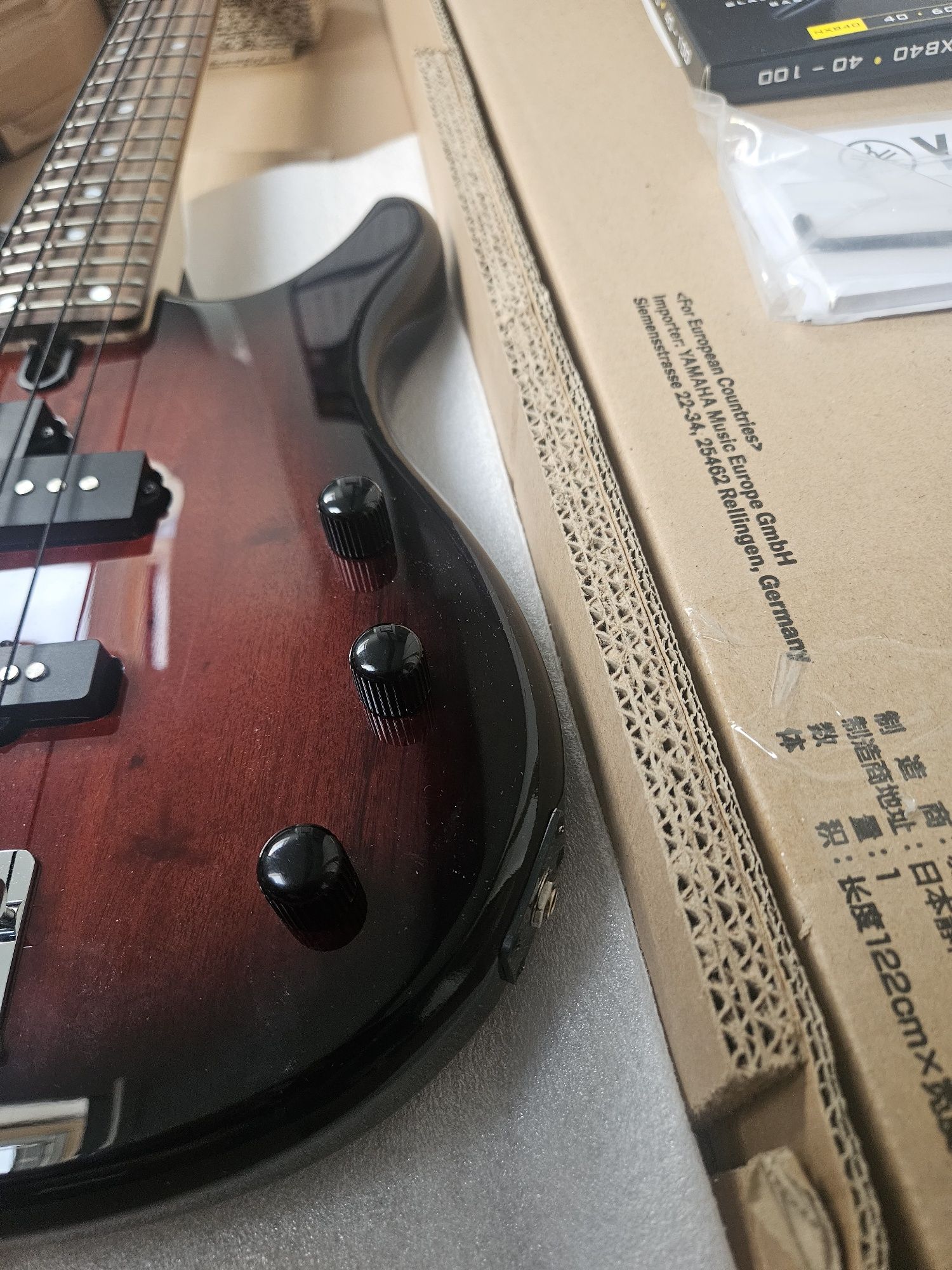Gitara basowa Yamaha TRBX174 Sunburst rotosound
