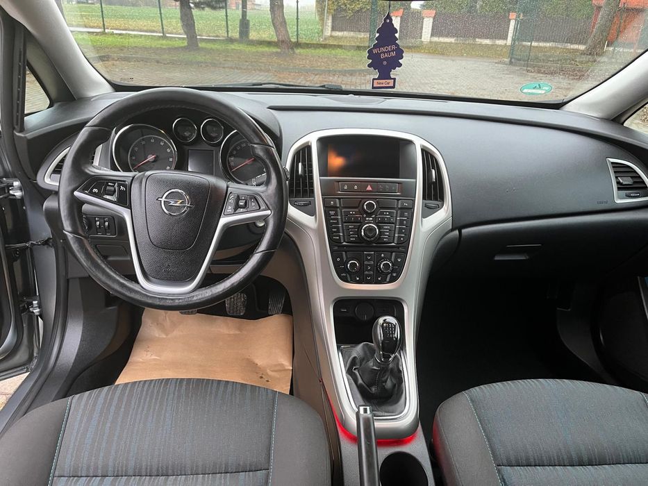 Opel Astra J 1.4 turbo 140 KM 2011