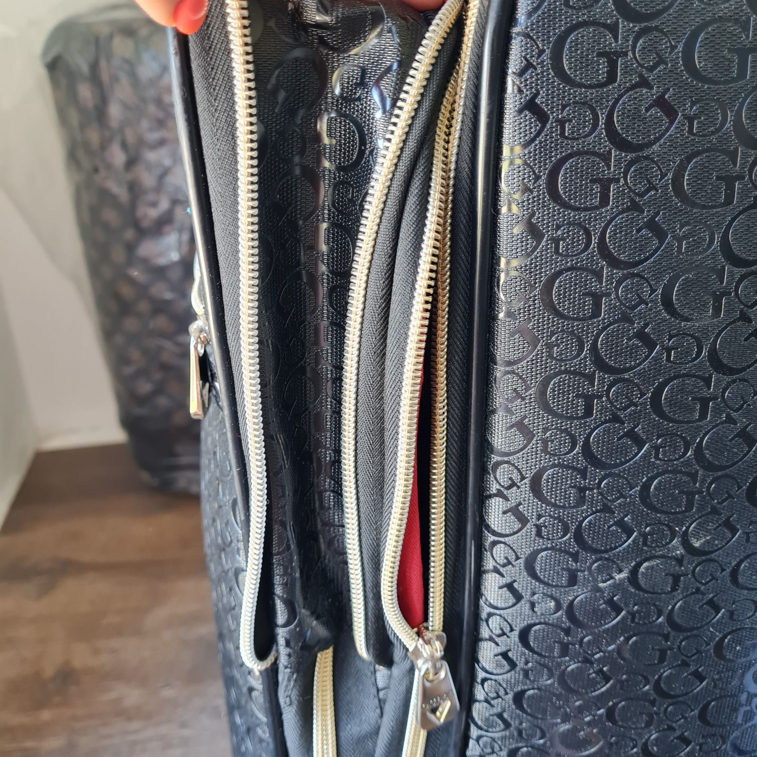 Guess walizka travel torba podróżna logowana logo czarna złote zamki