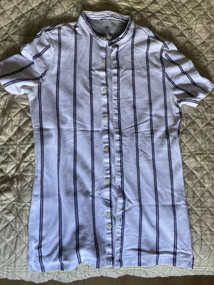 Camisa branca com riscas