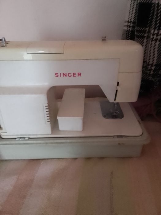 Máquina de costura para venda uma boa marca com todos acessórios