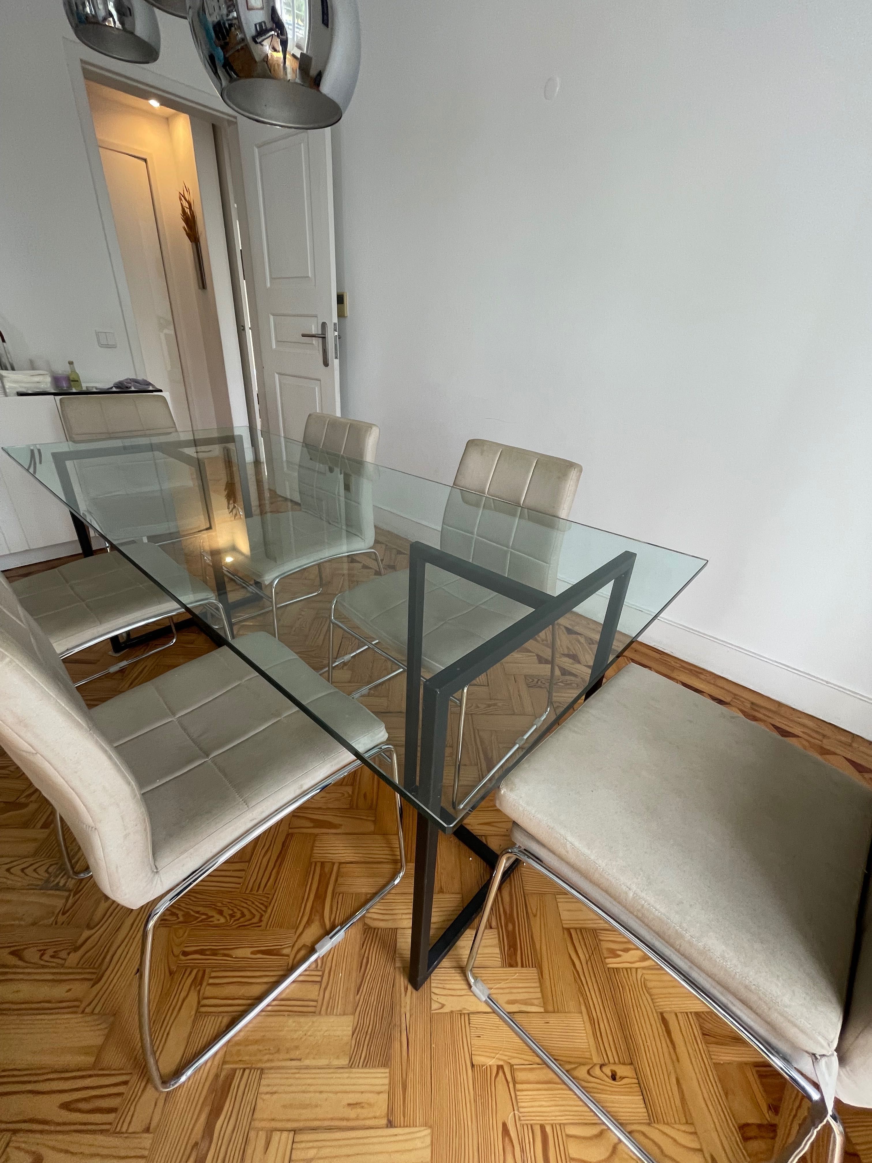 Mesa vidro com pés apoio em preto