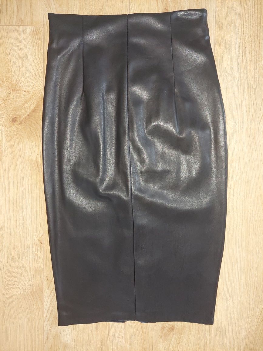 Czarna ołówkowa spódnica z eco skóry Amisu r. S