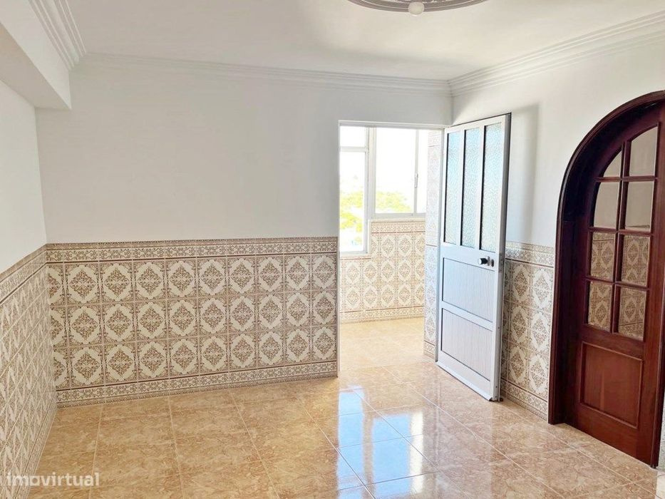 Apartamento T3 em Monte Abraão com Arrecadação