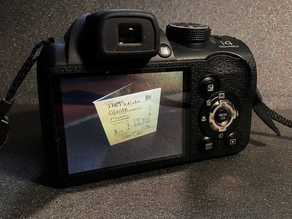 Fuji Finepix S 3300 - Bridge com 14MP e 26X de Zoom