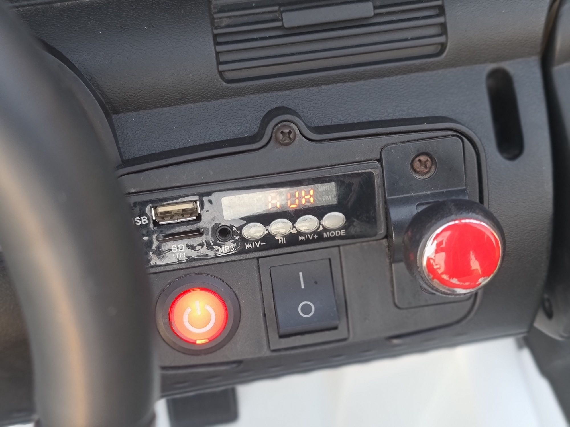 Auto elektryczne dla dziecka 4x4. Radio USB + Micro SD. nowe aku.