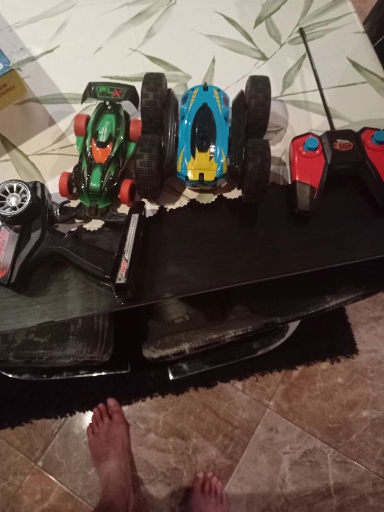 Dois carros telecomandados