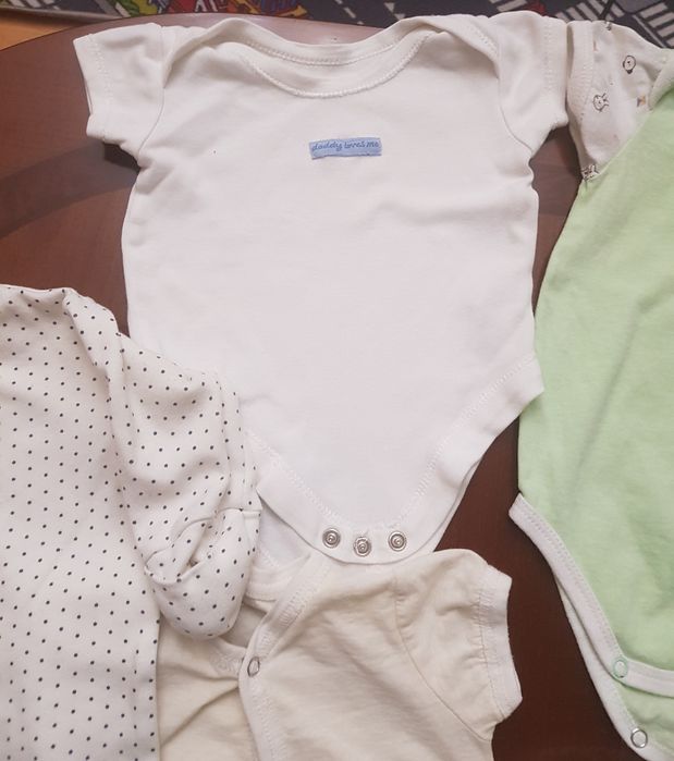 Дитячі речі для новонароджених.