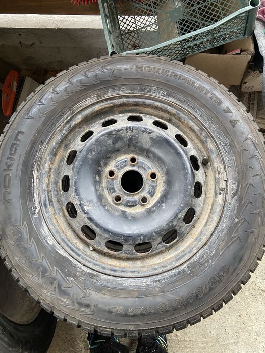 Зимова шипована резина215/65 R16 Nokian Hakkapelitta7
