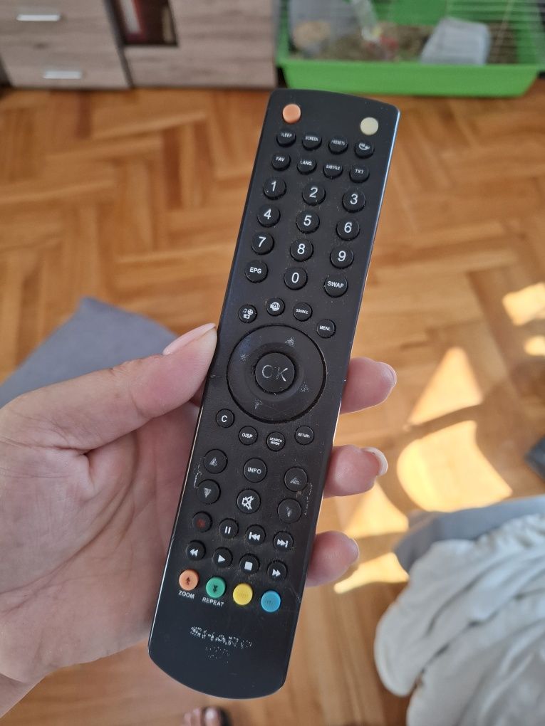 W pełni sprawny telewizor LCD Sharp 32'