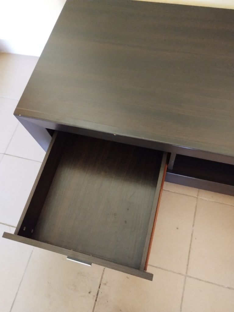 Półka pod telewizor