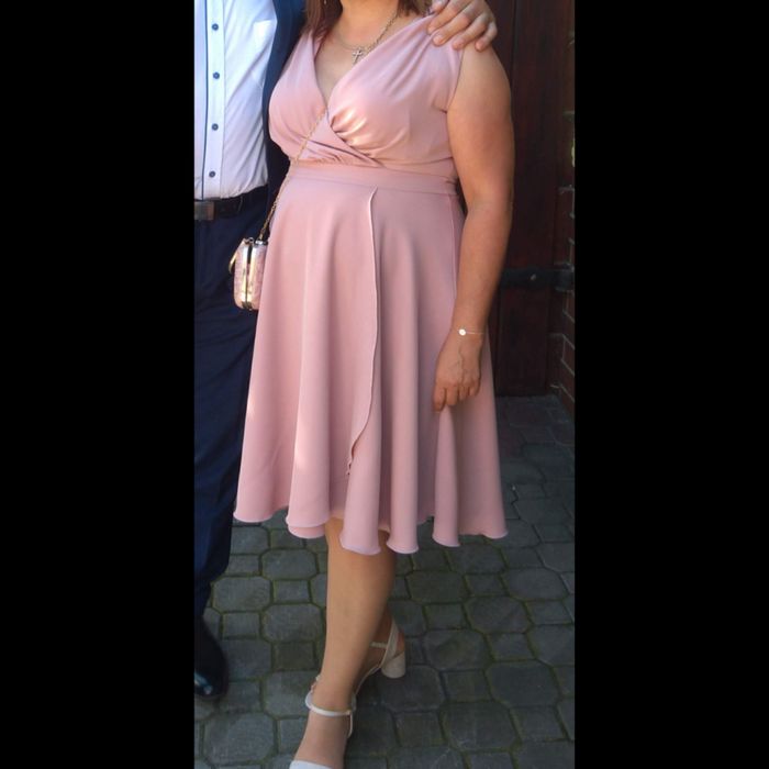 Pudrowa różowa elegancka sukienka bawełniana na wesele