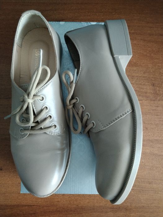 Туфлі шкіряні бежеві