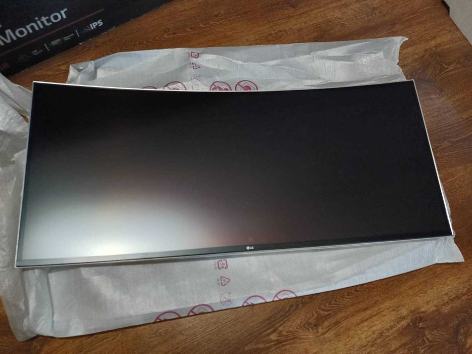 Monitor LG 38 - pasy na połowie ekranu