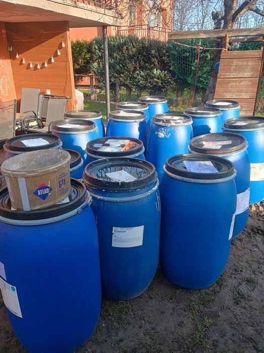 Beczki 200l plastikowe zamykane obejmą