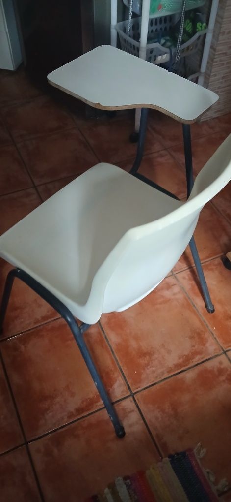 14 Cadeiras e 5 mesas de formação