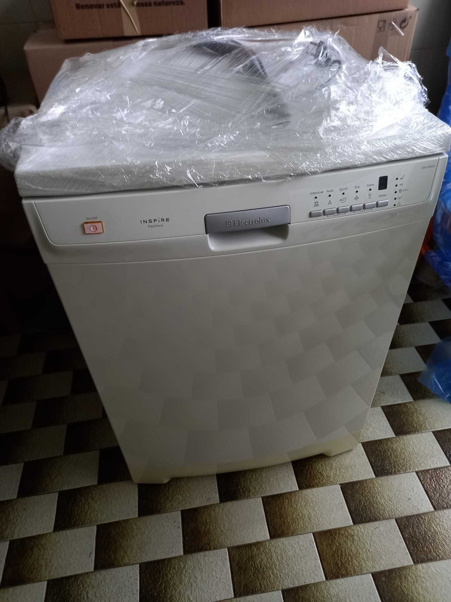 Máquina de lavar loiça Electrolux