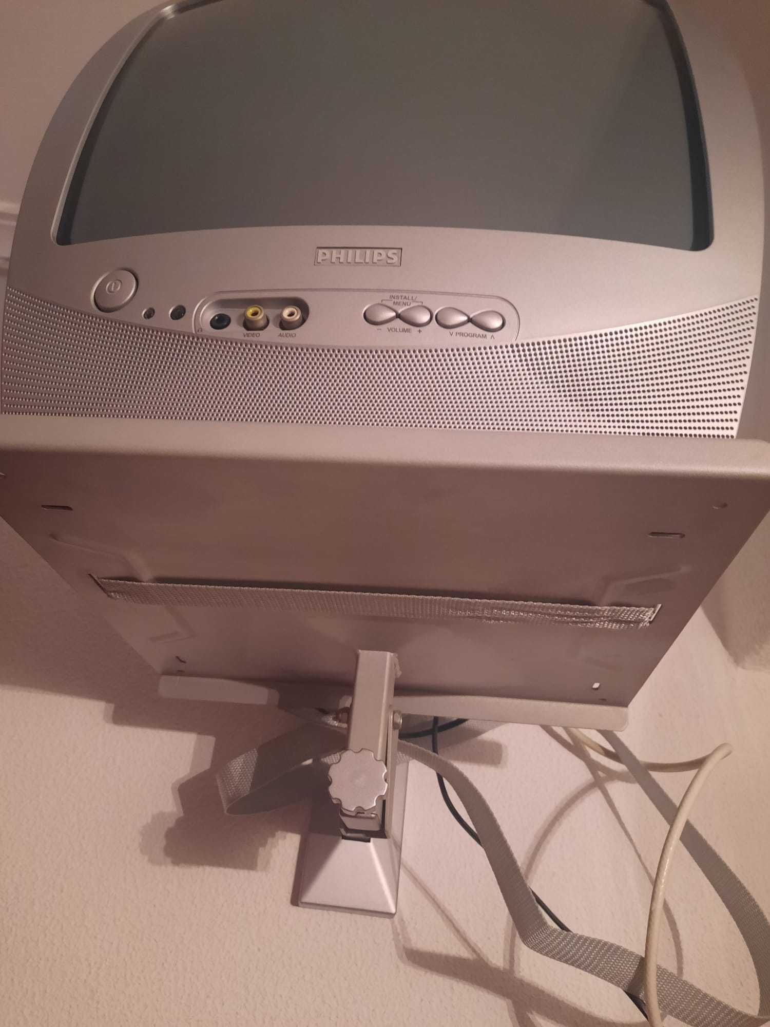 Tv Philips pequena com oferta de suporte