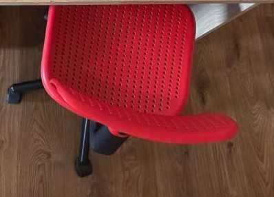 Plastikowe czerwone krzesełko dziecięce