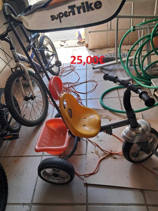 Vários veículos criança