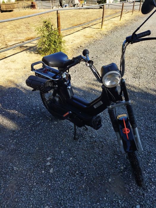Vendo Piaggio a motor e a pedais, não necessita de matrícula nem segur