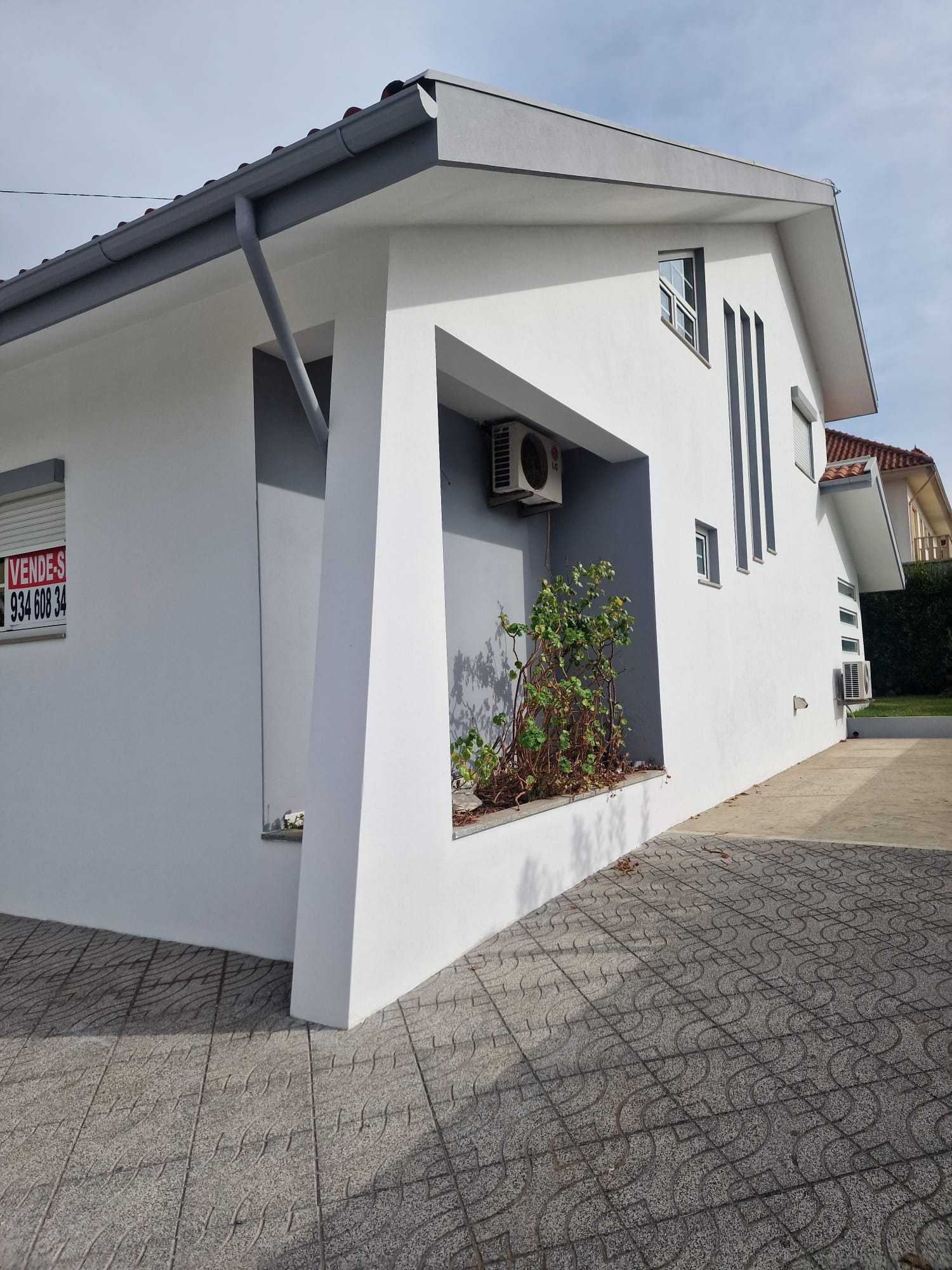 aceita-se permuta
Vivenda T3+1 de 4 frentes
remodelada