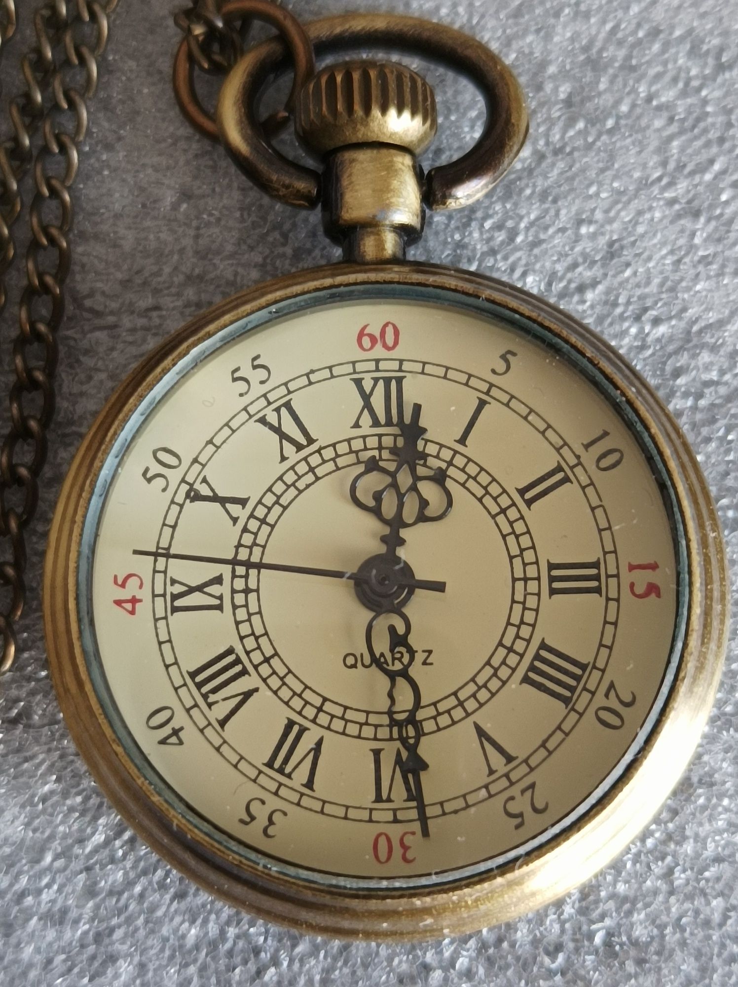 Relógio antigo de peito.