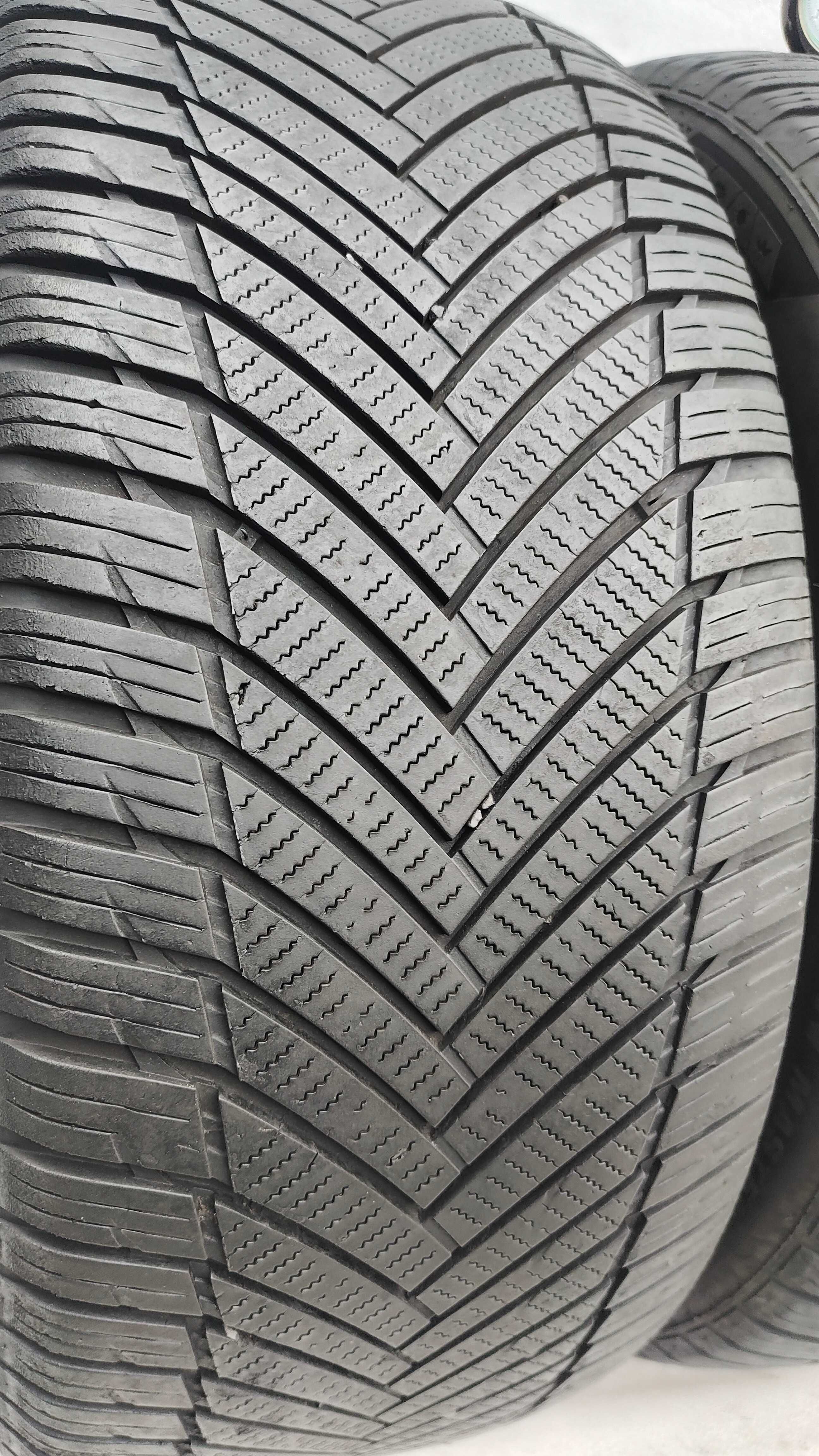 Opony Całoroczne 245/45/17 Minerva 2szt 2021r MB