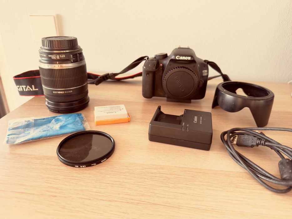 CANON EOS 550D and EFS 18-200m lens