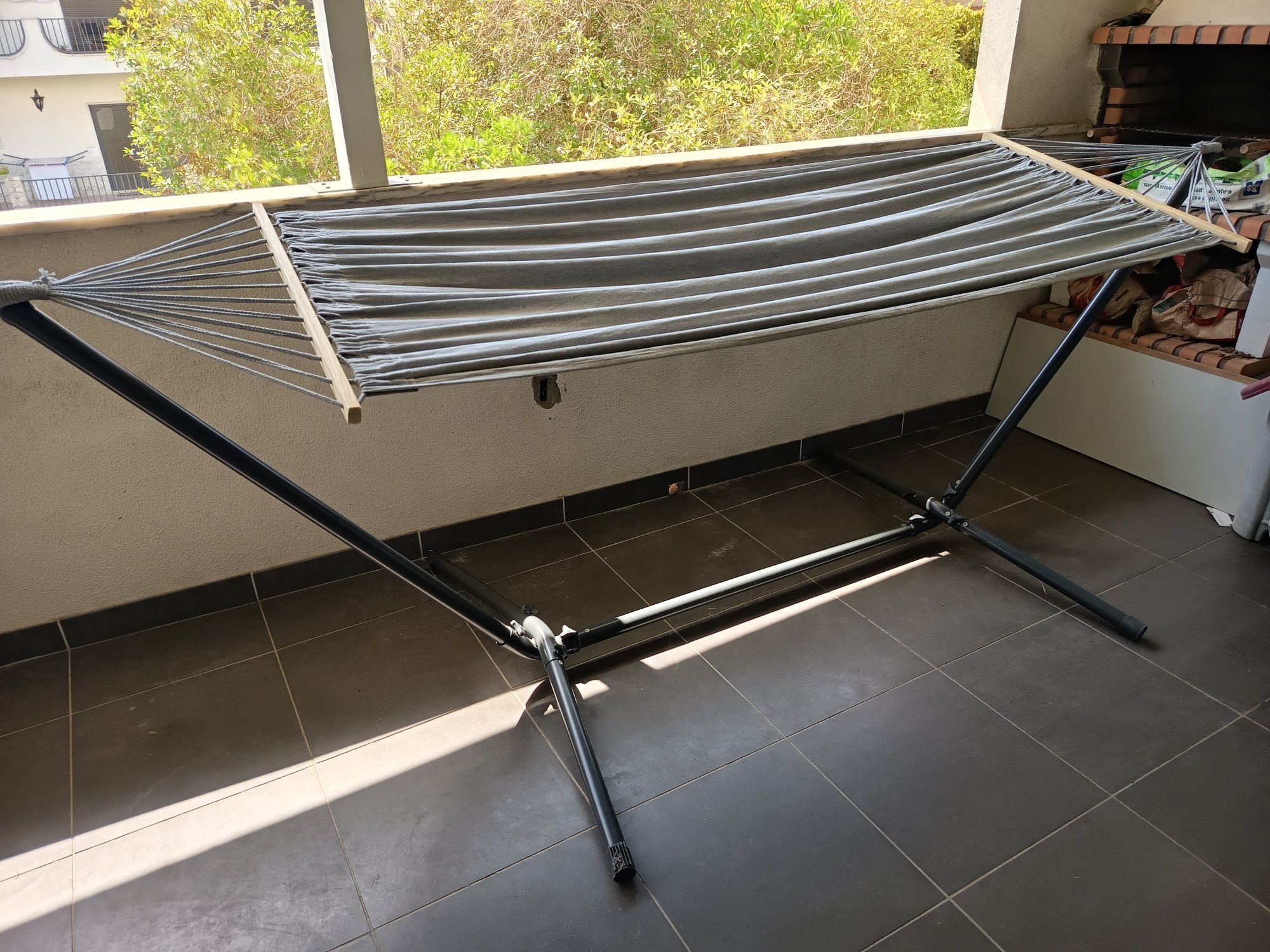 Cama de rede com suporte