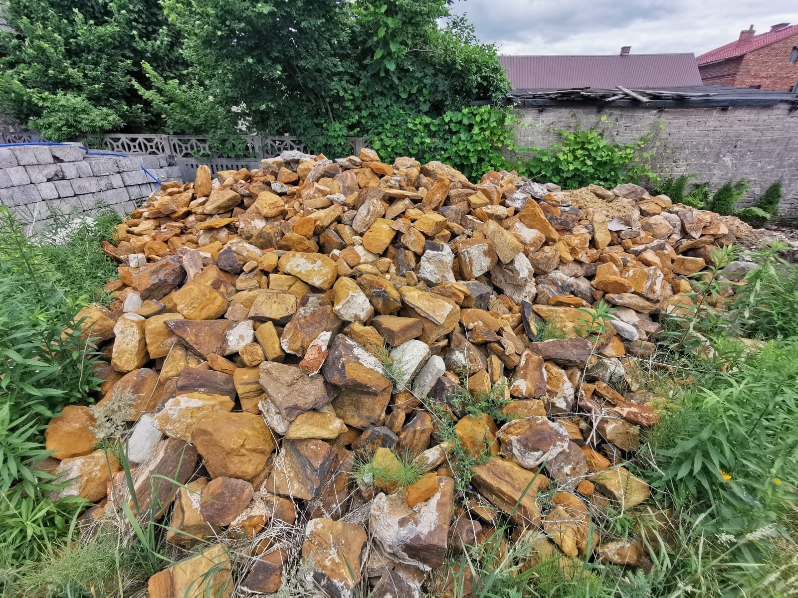Kamień piaskowiec , płot , ogród