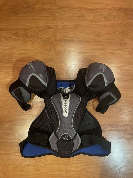 Продам хоккейные щитки, нагрудники и краги.