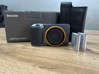 Ricoh GR III Street Edition з додатковим акумулятором і чохлом